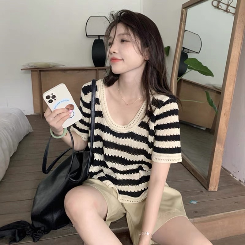 Áo len mỏng đen trắng cộc tay cổ tròn