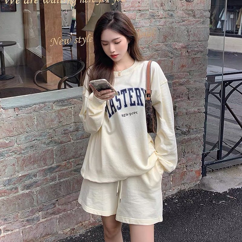Set áo sweater chữ kèm quần shorts kem