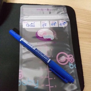 Bút lông dầu ghi thông tin lên túi trữ sữa