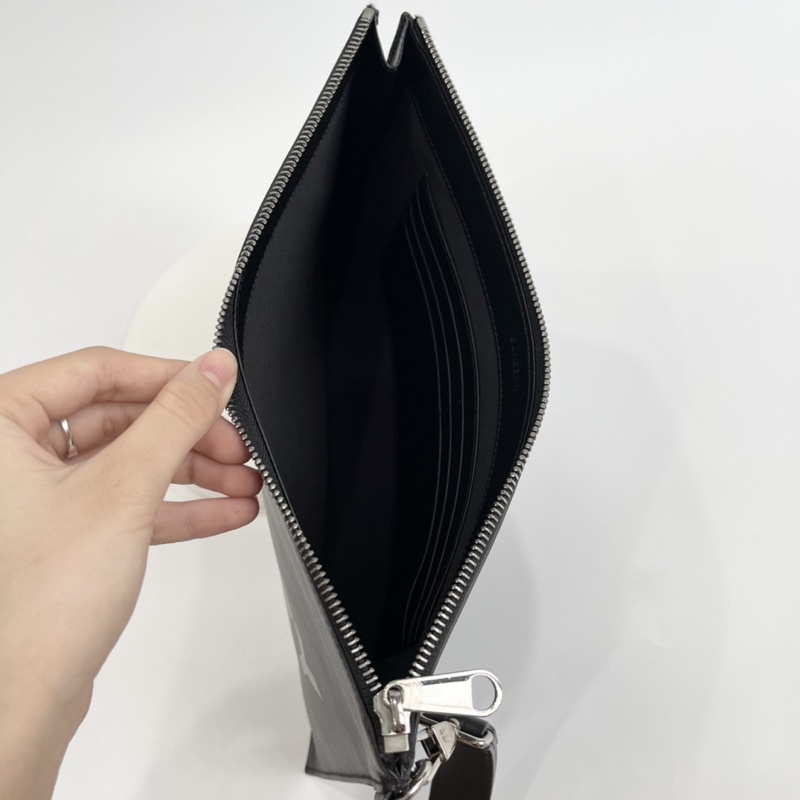 Túi Clutch burberry màu đen