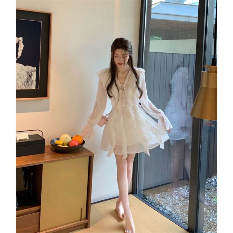 White lotus leaf edge v-collar chiffon dress a woman with long sleeves in summer shows a thin temperament and a short skirt in her first love.