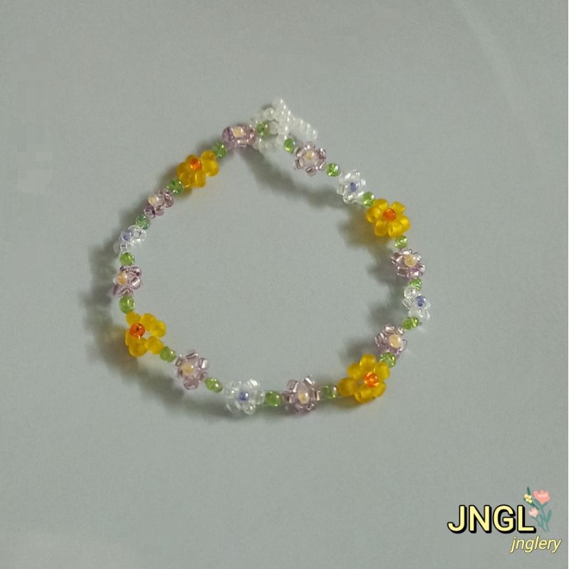 Vòng tay hạt cườm handmade kết hoa nhí màu vàng mã TK511