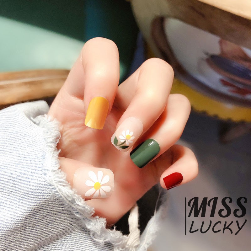 Móng tay giả có 4 màu dễ thương vẽ hoa xinh xắn làm đẹp cho bạn gái