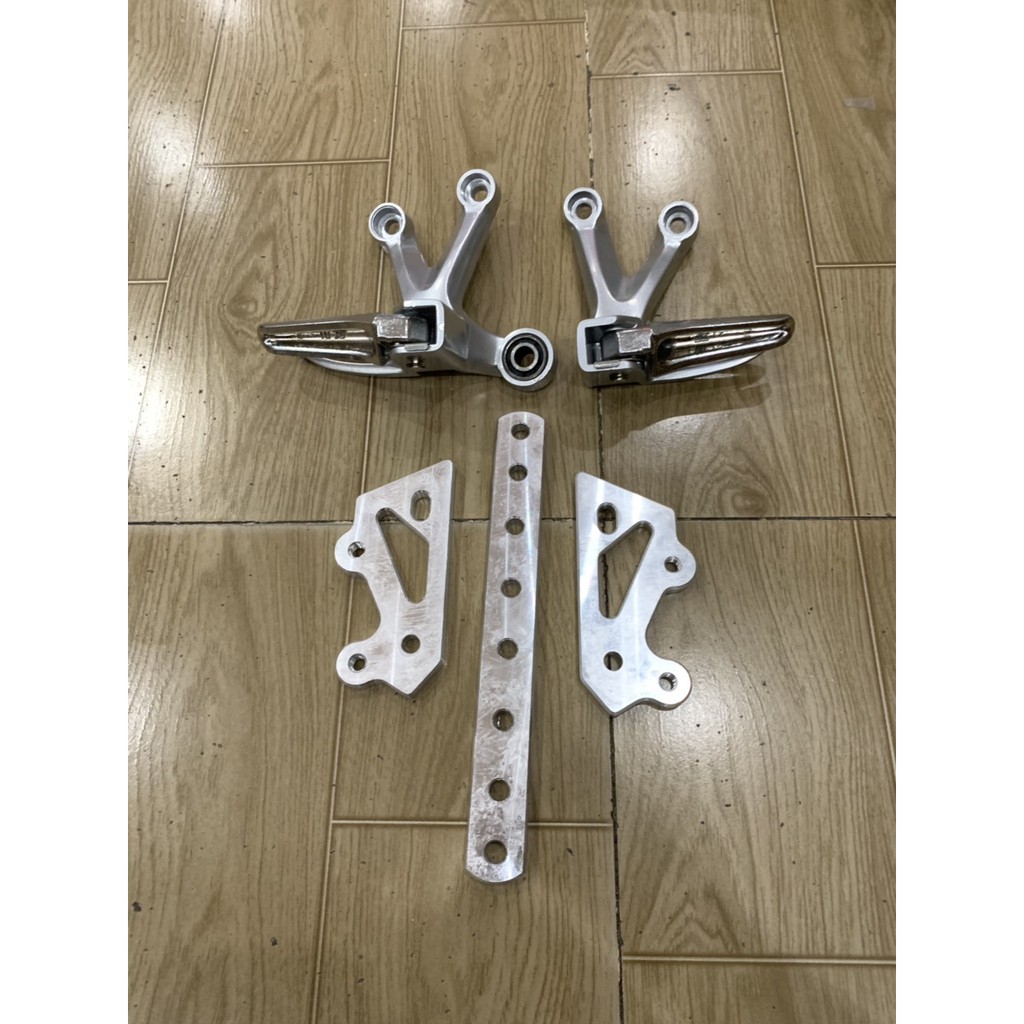 Gác chân sau xe exciter 150 kiểu raider
