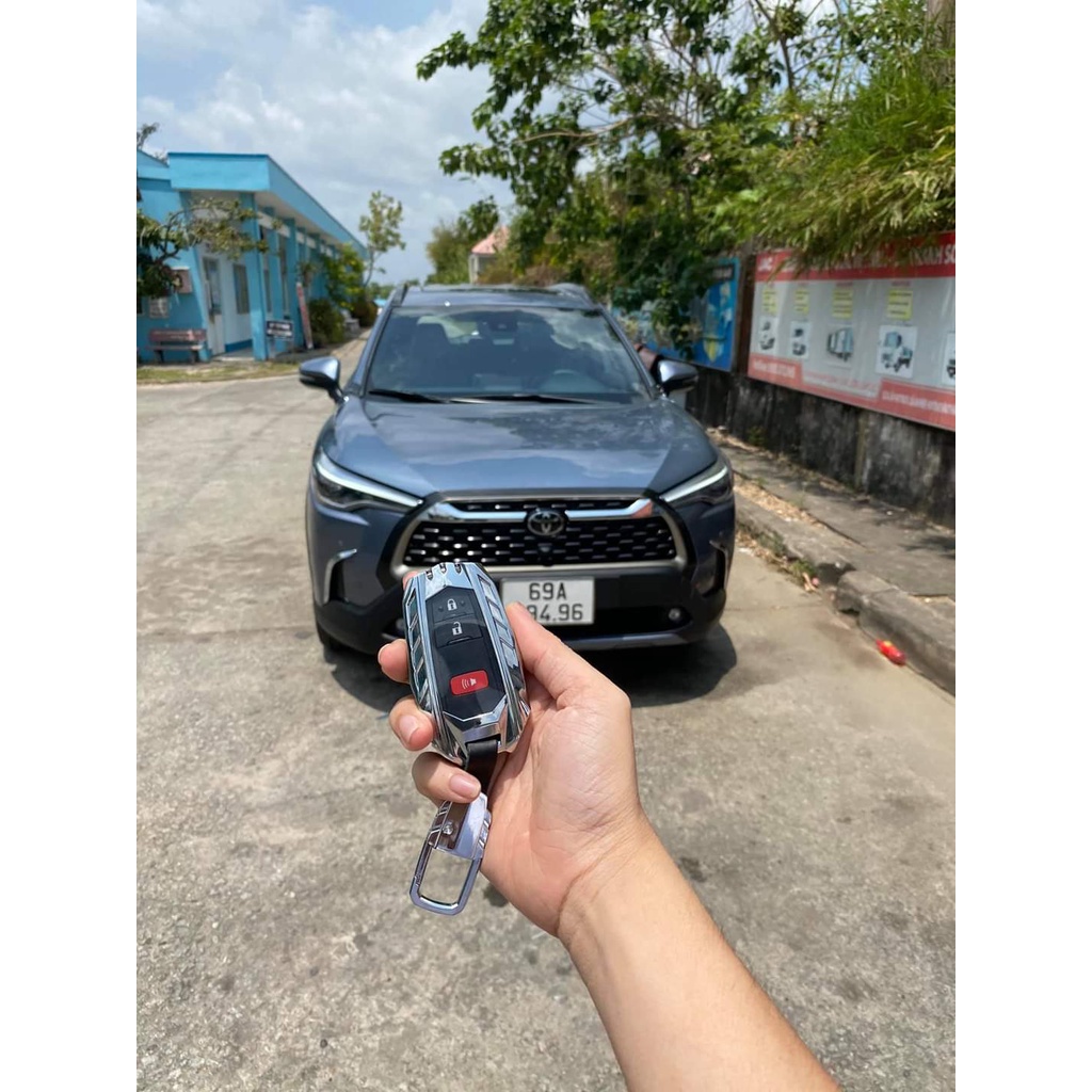Ốp Bảo Vệ Chìa Khóa Xe Toyota Camry, Toyota Cross, Toyota Altis 2023 Hợp Kim Kẽm Cao Cấp Loại 3 Nút, 2 nút