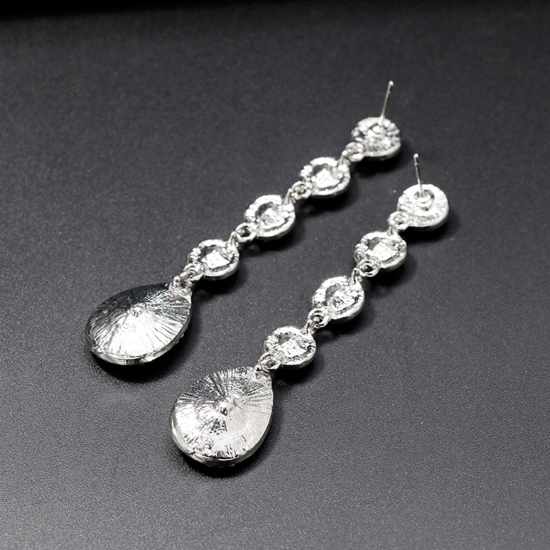 Khuyên tai nữ trang tạo hình độc đáo