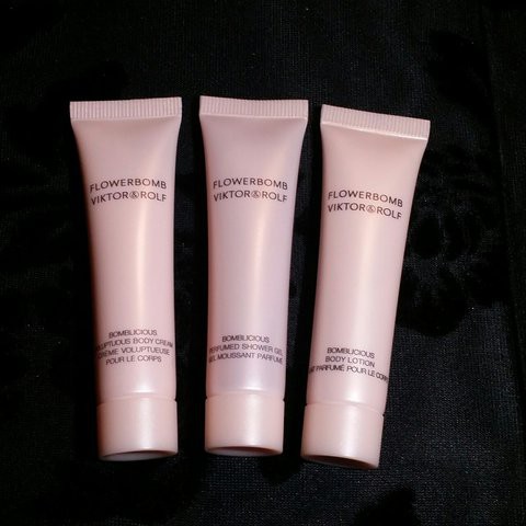 💥 Gift set nước hoa mini nữ Flowerbomb - 4 món