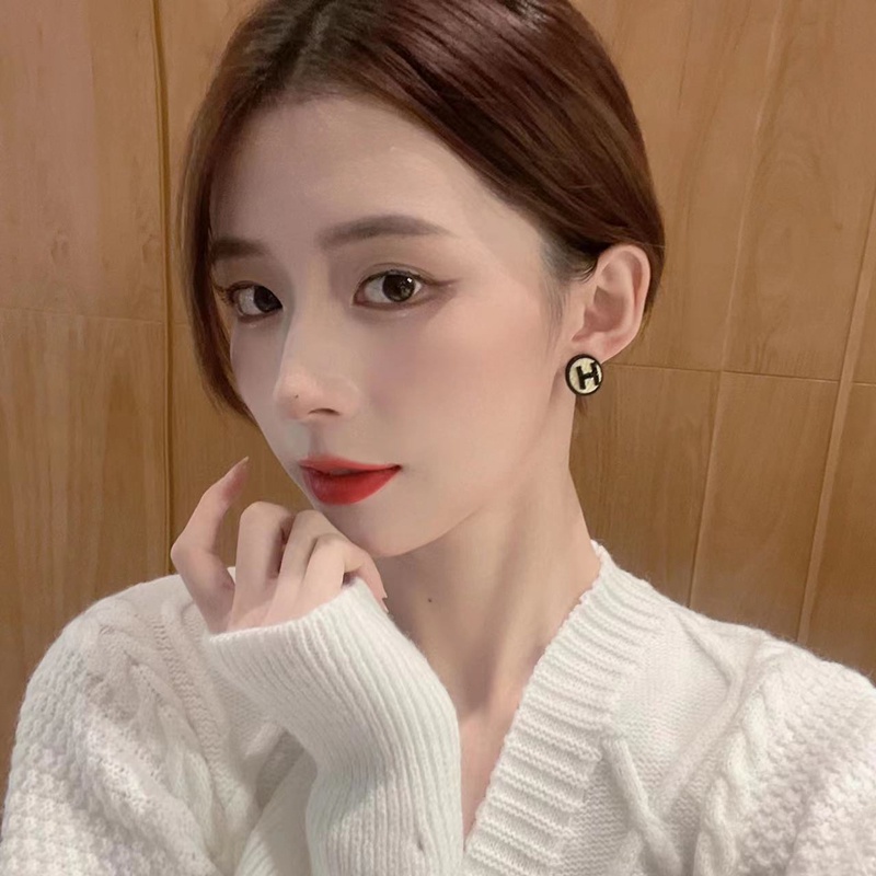 Bông Tai Hình Tròn Họa Tiết Chữ H Màu Trắng Đen Phong Cách Hàn Quốc Thời Trang Cho Nữ