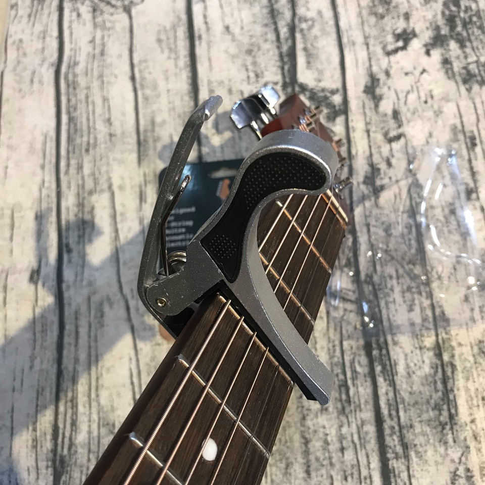 Capo Guitar kim loại