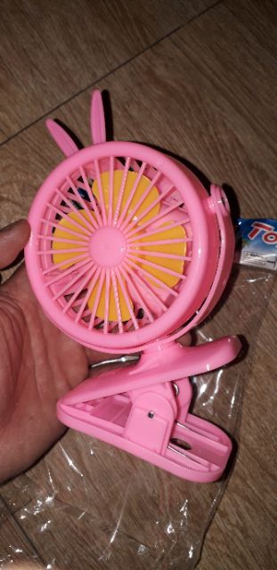 Chiếc quạt mini để bàn và kẹp xoay 180 độ bằng nhựa tặng kèm pin rất đẹp