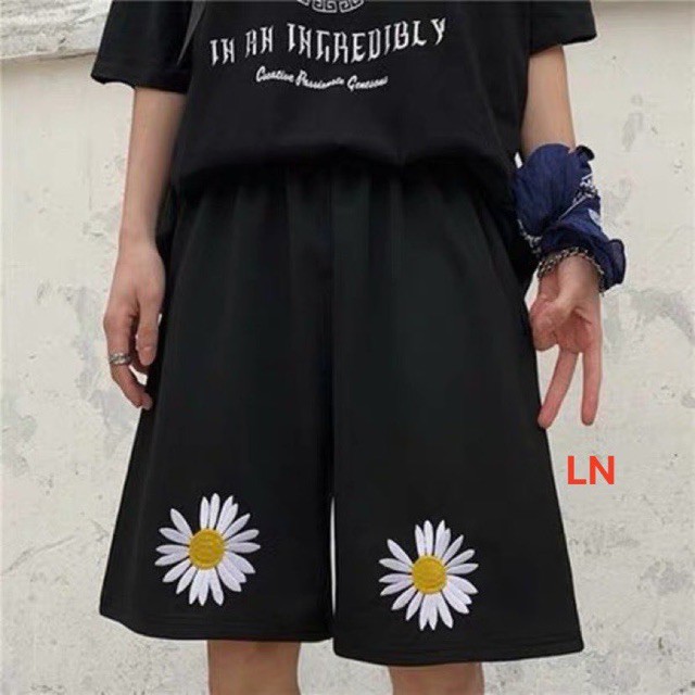 Quần đùi hai bông cúc hai bên LN12