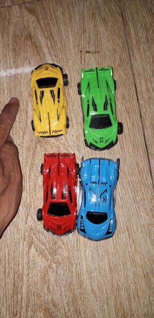 Một chiếc siêu xe mini bằng nhựa chạy bánh đà kích thước 8x4x3 cm