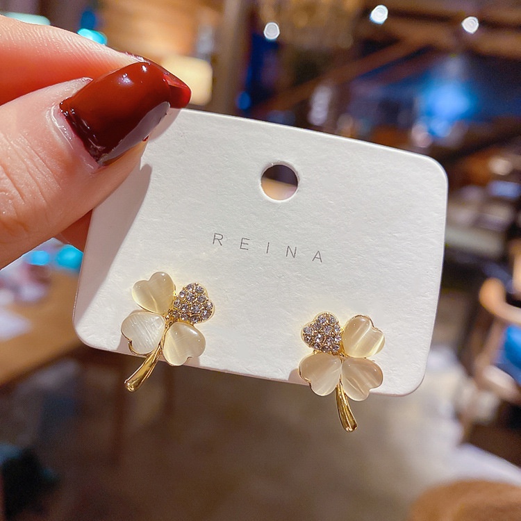 Khuyên tai nữ trang tạo hình cánh hoa độc đáo