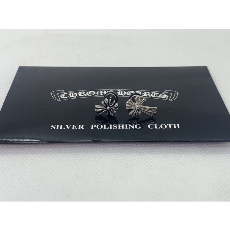 Khuyên tai, bông tai Chrome Heart chữ thập bạc nhỏ.