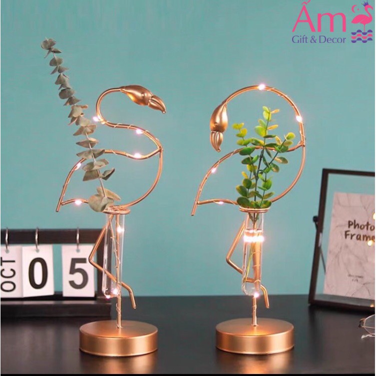 Bình Hoa Con Hạc Ấm Gift &amp; Decor Kim Loại Vàng Có Đèn Led ( Dùng Pin) Kích Cỡ 10 x 35cm