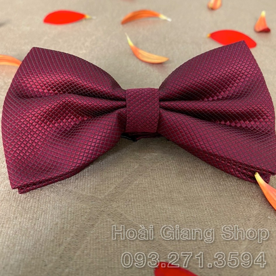 Nơ vuông mẫu gân màu đỏ đô trẻ trung, sáng da. Phù hợp mặc kèm Vest bé trai, Vest nam.