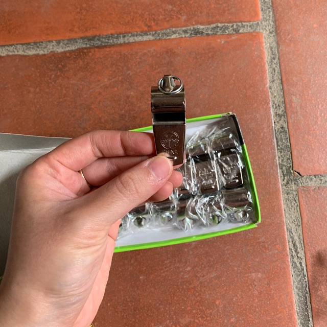 Còi sắt Whistle hộp 12 cái