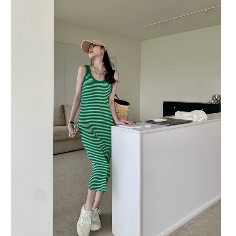 Váy dệt kim hai dây kẻ sọc ngang màu xanh lá ôm body dáng dài style Hong Kong