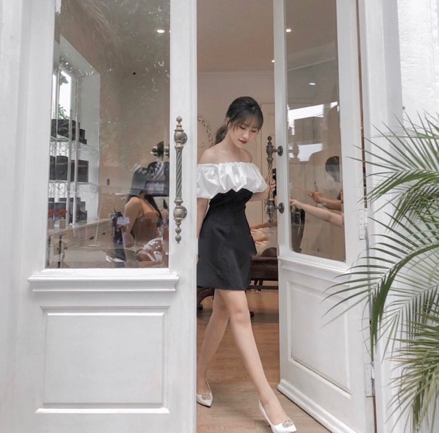 Đầm đen xoè trễ vai phối trắng