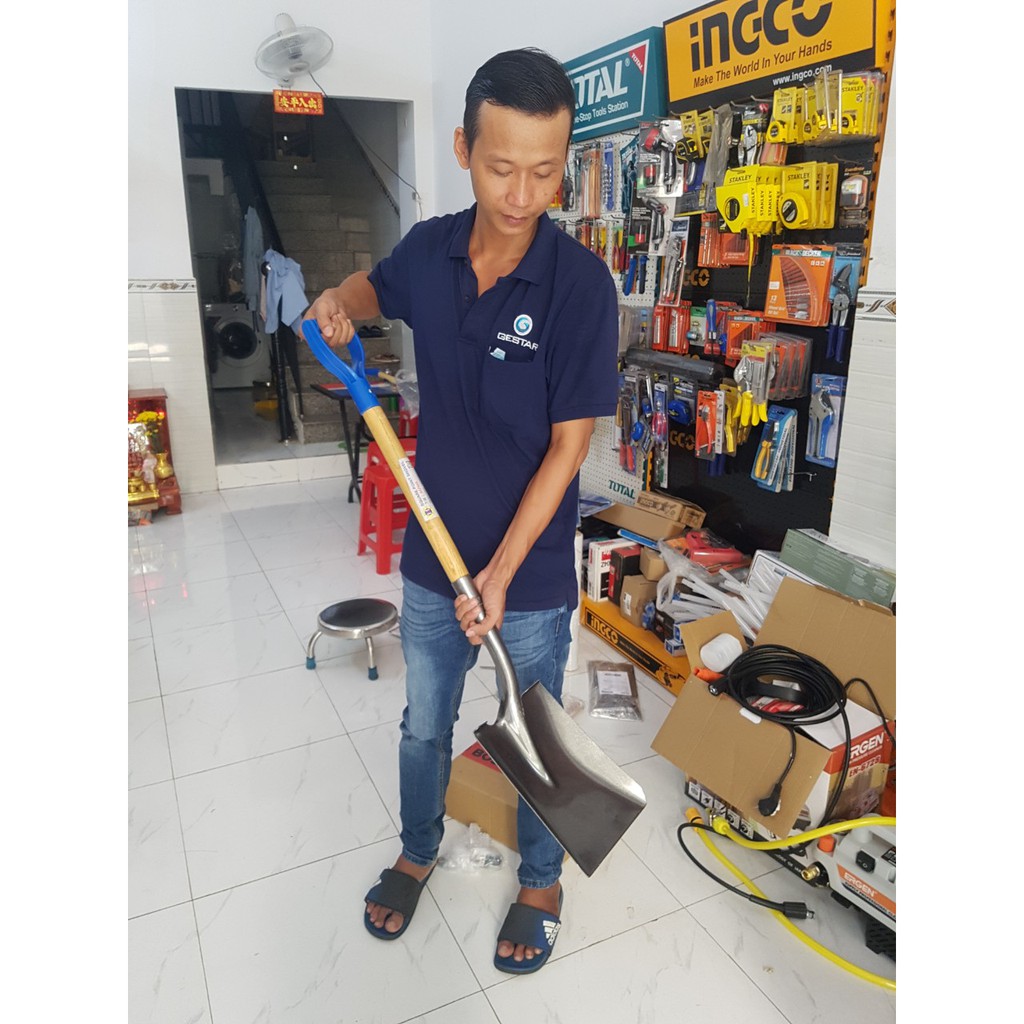 Cây xẻng bằng cán gỗ tay cầm 1020mm A0704S C-MART