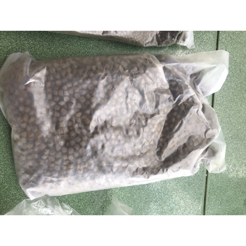 Cám Aqua master  tăng trưởng grow xanh ,siêu tăng trưởng higrow tím và color đỏ tăng màu cho cá koi 1kg