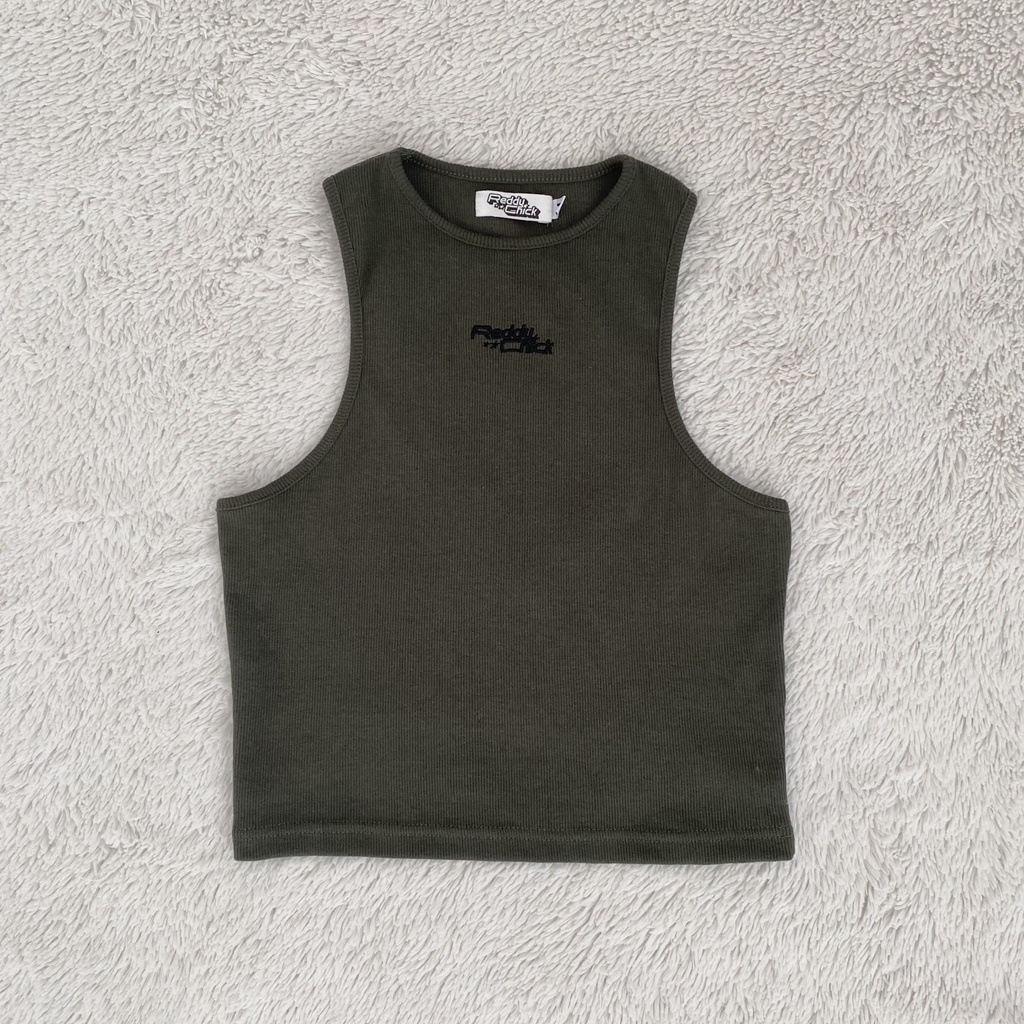 Áo tanktop dáng ôm vải thun gân màu xanh rêu thêu logo RIBBED TANKTOP - REDDYCHIC