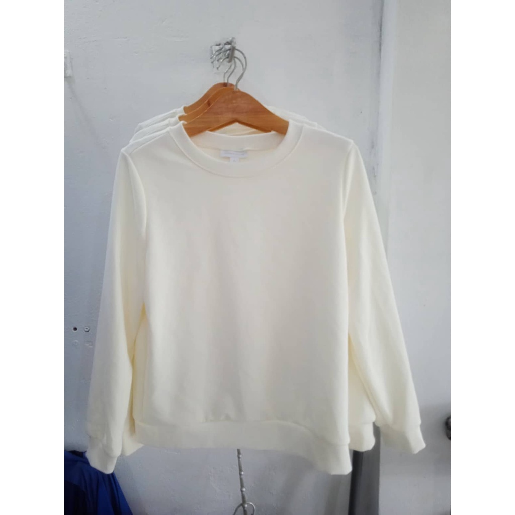 Aó thun unisex tay dài phom rộng màu trắng kem .