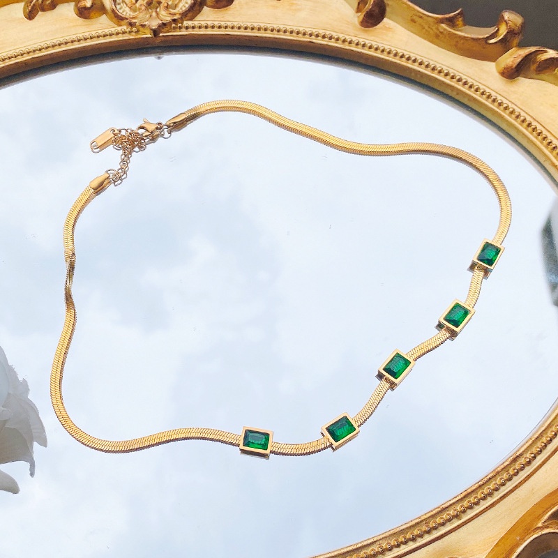 Dây Chuyền Thép Titan Đính Đá Zircon Hình Vuông Màu Xanh Lá Phong Cách Retro Đơn Giản