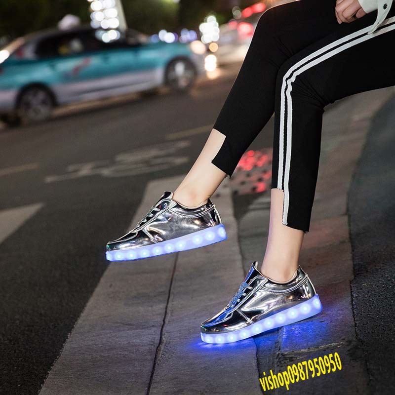 Giày phát sáng màu bạc bóng phát sáng 7 màu 8 chế độ đèn led cực đẹp (có video) mã QH4  Xđẹp