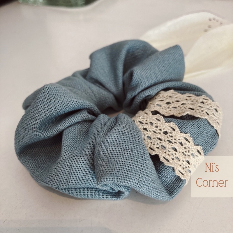 Scrunchie cột tóc linen xanh biển nhạt - viền ren