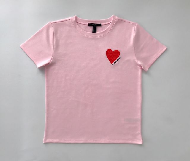 Áo thun thêu trái tim F21