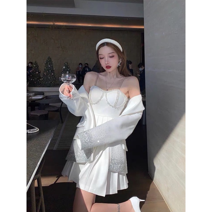 Váy hai dây màu trắng nhạt thời trang sang trọng gợi cảm cho nữ