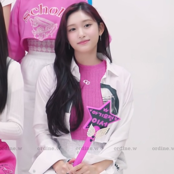 ORDER_Áo sơ mi croptop in hình cổ tay mặc 2 kiểu Jennie, IVE Leeseo
