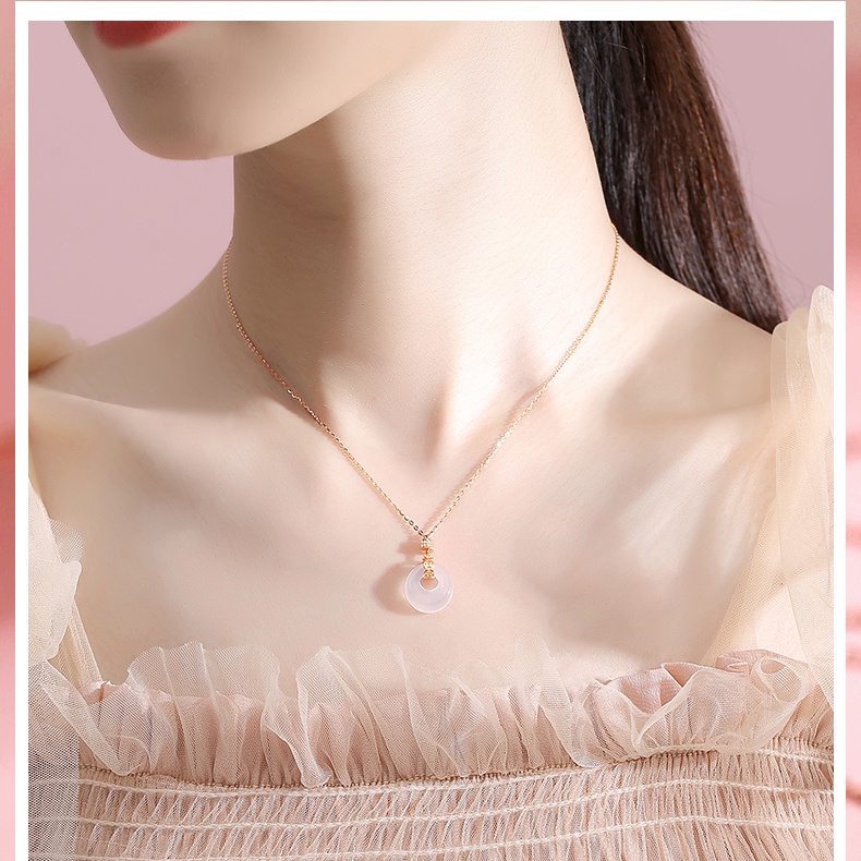 Vòng cổ mạ bạc 925 với mặt ngọc lục bảo nhân tạo