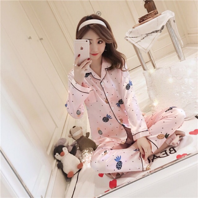 Bộ đồ phi lụa, bộ đồ mặc ngủ, đồ mặc ở nhà, chất phi lụa mềm mịn, thoáng mát và rất dễ chịu.