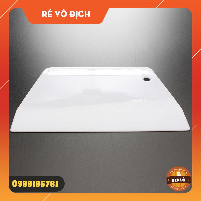 Dao nhựa vét, cắt, trộn bột làm bánh