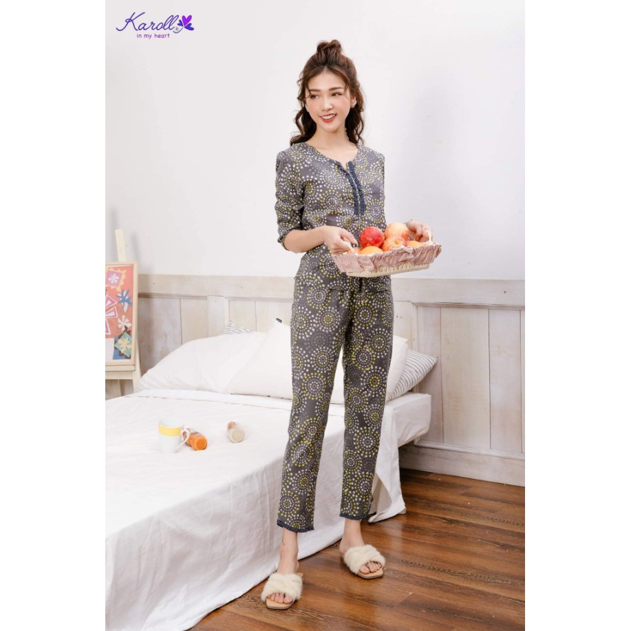 Set đồ thu đông Karoll cao cấp. Chất Thô mềm không gây bí, khó chịu. Dáng áo Lửng Quần dài cổ Xẻ chữ V, họa tiết hoa nhí