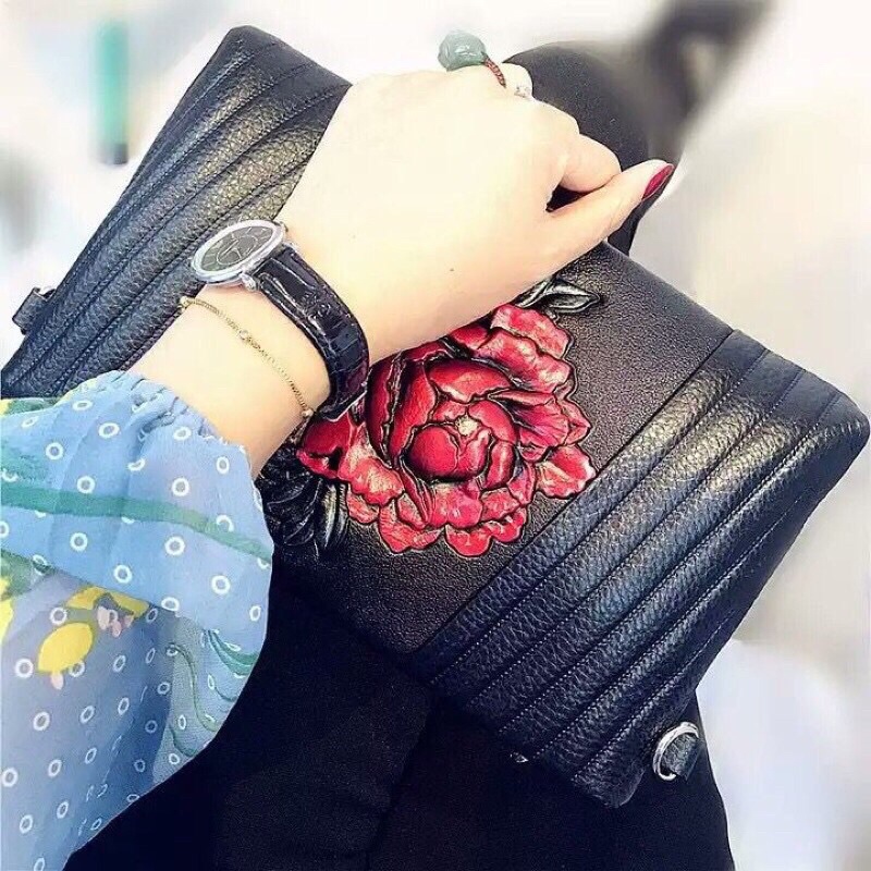 Ví da bò in chạm hoa sang trọng