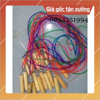 Một chiếc dây nhảy có lò xo