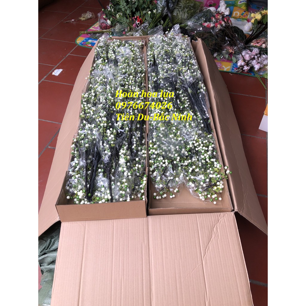 Cành điểm tuyết cao 80cm, quả xốp cắm cùng mộc lan, phù hợp trang trí mọi không gian