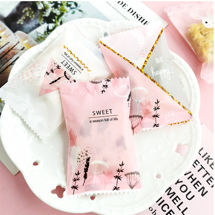 Túi giấy đựng bánh kẹo làm quà tặng phong cách Giáng sinh 2021