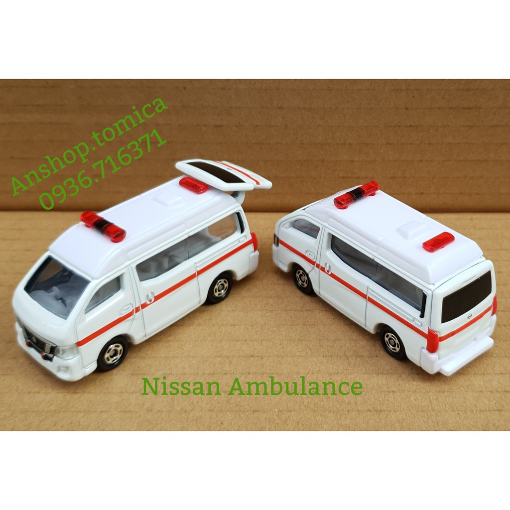 Mô hình xe cứu thương mở được cốp sau tomica Nhật Bản