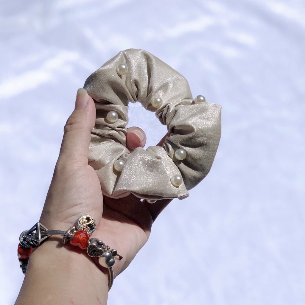 Cột tóc scrunchies đính ngọc vải ánh nhủ đẹp lạ