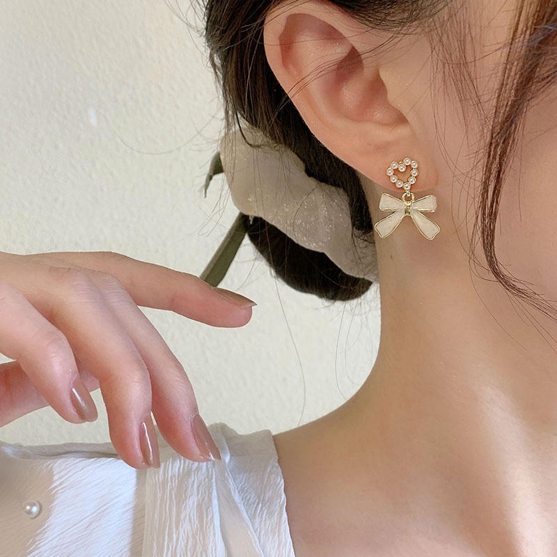 Khuyên tai hạt ngọc trai thiết kế độc đáo phong cách thời trang