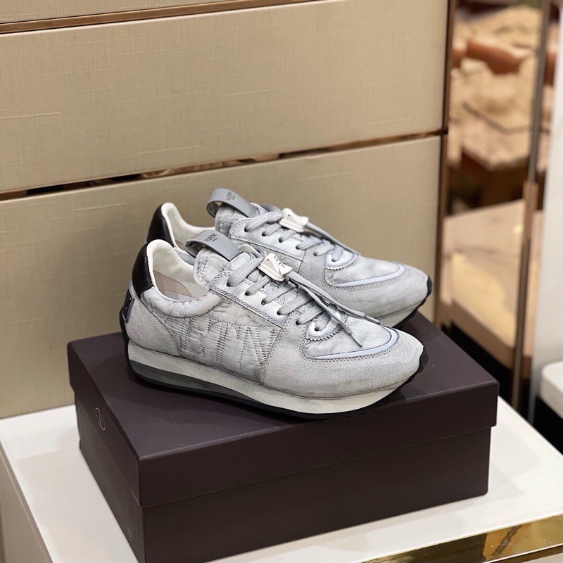 Giày sneaker thời trang nam Valentino = VLTN da thật cao cấp mẫu mới 2021 với thiết kế đầu xuân hè.