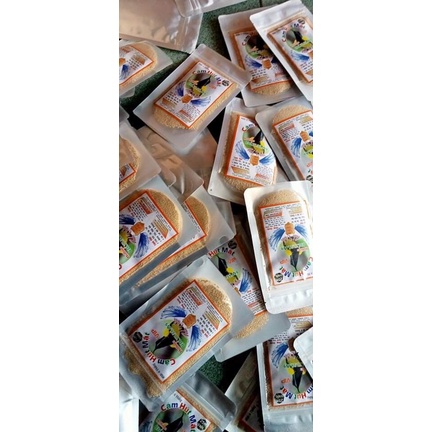 Cám Hút Mật Anh Vinh