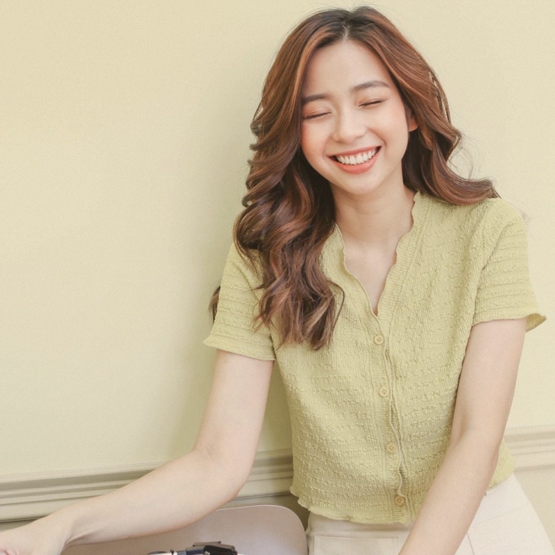 Sibling House Áo kiểu ngắn tay cổ chữ V vải xốp Ario | BigBuy360 - bigbuy360.vn