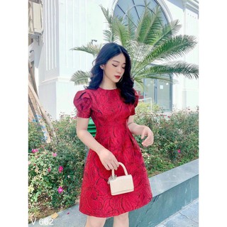 Váy gấm đỏ hoa nổi tay bồng