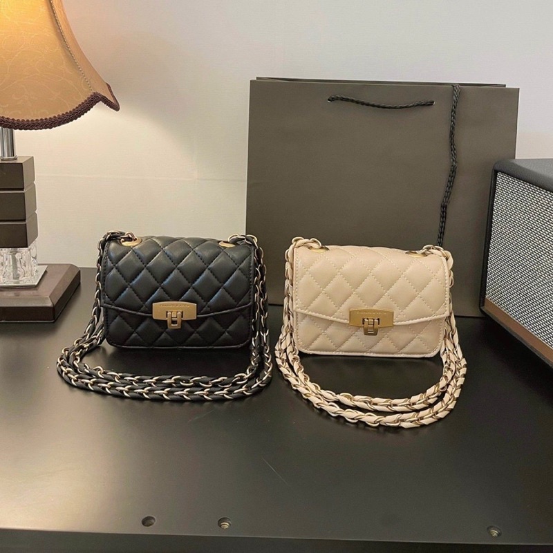 Túi đeo chéo CNK chần trám mini T55110