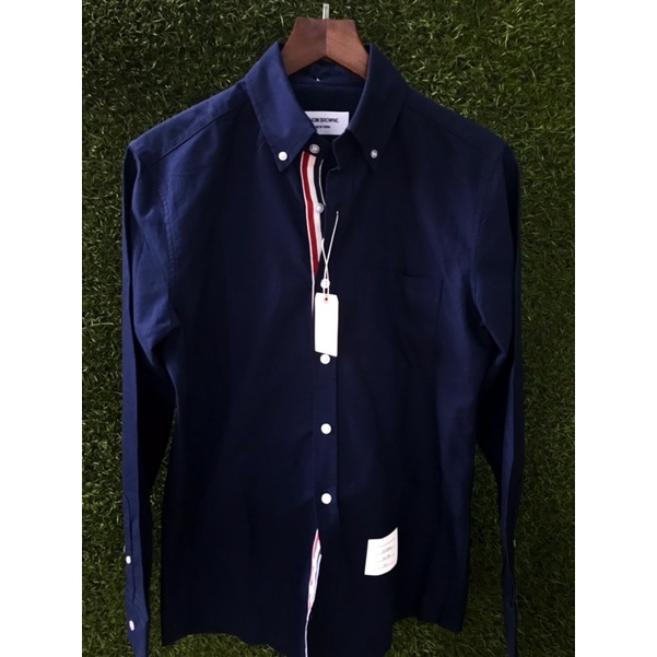 Áo sơ mi thom browne màu xanh navy, viền ngay khuy áo, vải oxford